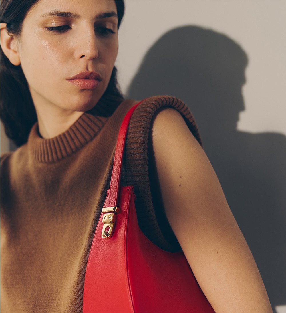 Milan - Curved Shoulder Bag in red